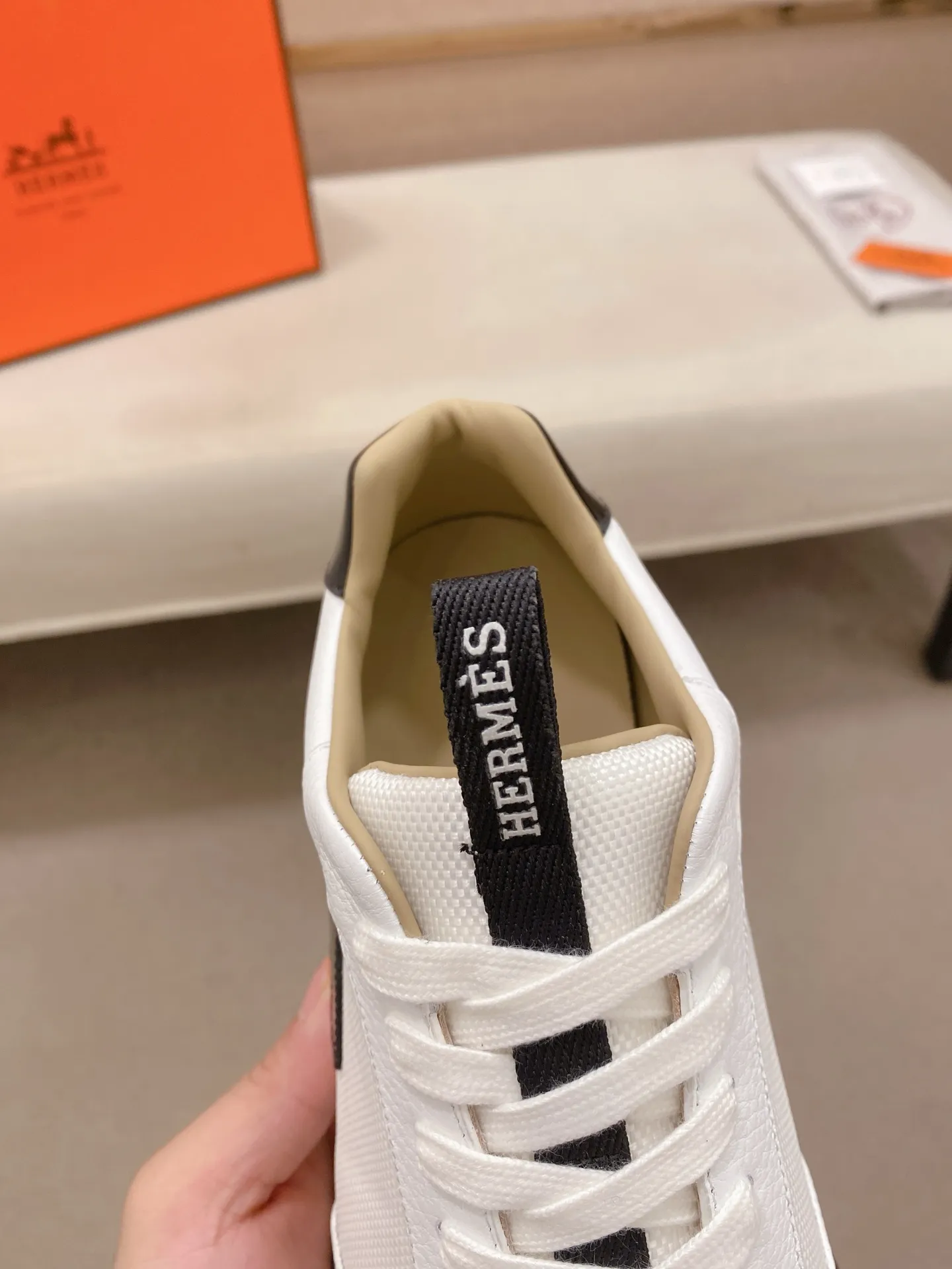 Men's shoes💰: 640💰HERMES/Hermes Leader sneakers! Tech twill, calfskin and suede goatskin sneakers featuring paneled multicolor twill, calfskin and suede. Lightweight geometric sole for a stylish urban look. Product details: White and orange rubber sole Black rubber sole with orange rubber insert Light natural leather insert White rubber toe cap Beige lambskin insole and lining Cotton strap, rubber lettering Sole height: 4cm Size: 38-39-40-41-42-43-44 (45.46 custom-made)